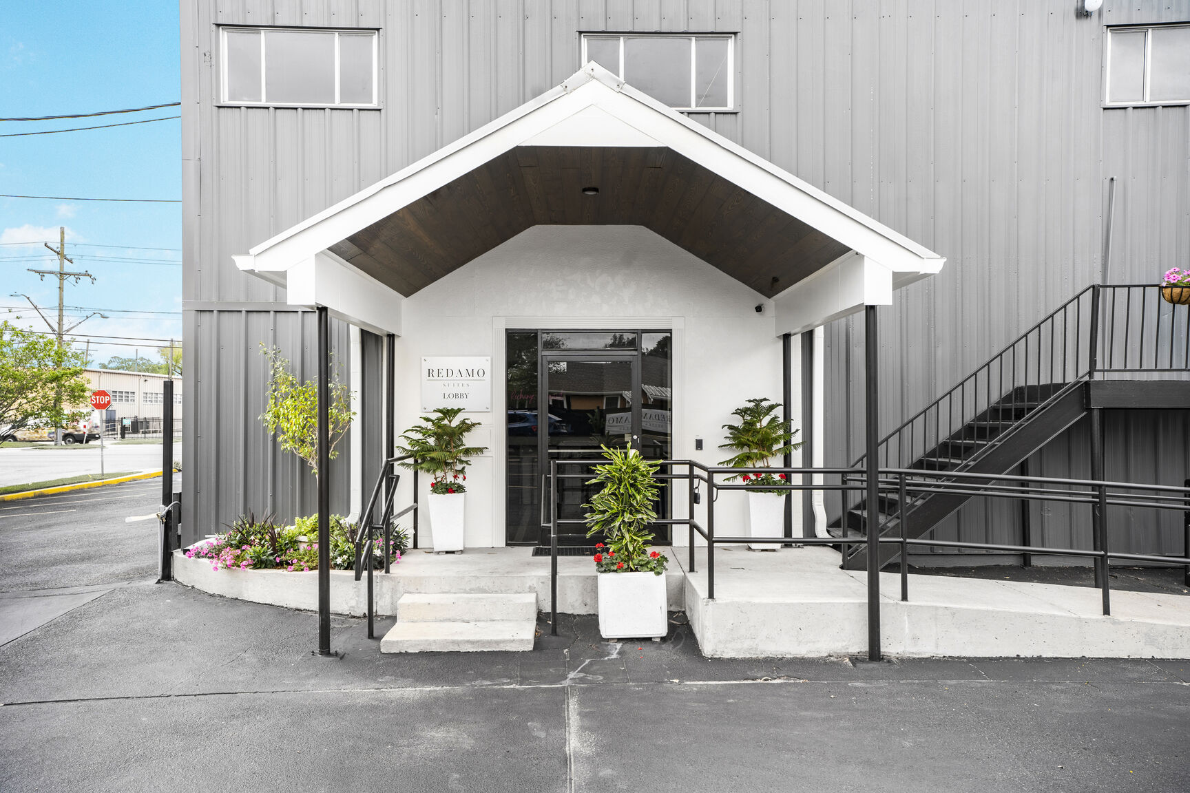 Front entrance of Redamo Hotel